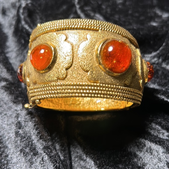 Vintage Chanel Gripoix cuff from season 25 1991 - Picture 7 of 11